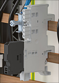 Neue Montagehilfen für Hagers Technikzentrale 4.0 inklusive Schrank-Schrank-Eckverbindern