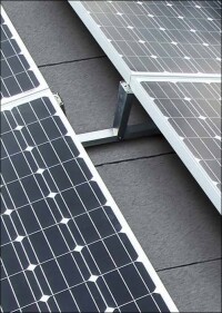 Nomen est omen: Photovoltaik-Flachdachsystem Easywave von BMI