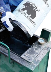 Bitumenvoranstrich und modifizierte Heißbitumen-Klebemasse neu von Soprema