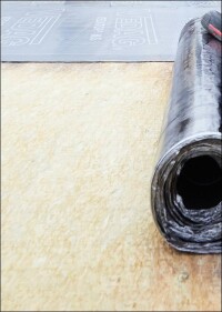 Preisgünstige Flachdachsanierung mit Bitrock für eine vielfältig zu nutzende Gewerbeimmobilie