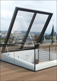Vierter Lamilux-Flachdach-Komfort-Ausstieg ermöglicht großzügige Wendeltreppe zur Dachterrasse