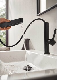 Finoris Flex von Hansgrohe mit ausziehbarem Armaturenkopf und umstellbarer Stahlart