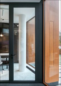 Neues Alurahmen-Glas-Türelement von Feco flächenbündig zur Türzarge