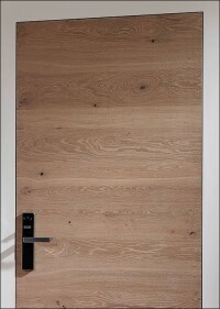 Flächenbündige Hotel- und Wohnungseingangstüren à la Dana ohne sichtbare Bänder und Zargen