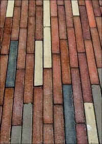 Klinkerteppich: Pariser Platz in Köln mit lebendigem Farbspiel mittels Pflasterklinker