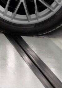 Abdichtung von Bewegungsfugen von Infrastrukturflächen mit Flüssigkunststoff und Fugenprofil