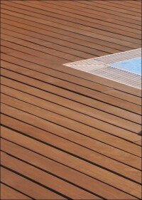 Rutschhemmende, wasserbasierende Imprägnierlasur für Holzfußböden im Außenbereich