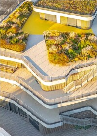 Farbige Outdoor-Sport-Kunststoffbeläge beleben Schulneubau von Behnisch Architekten