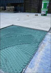 Altbekannte Reaktivabdichtung von Botament als Fliesenkleber im Außenbereich verwendbar