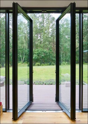 Wendetüren aus großformatigen Fassadenelementen für den Zugang zur Terrasse