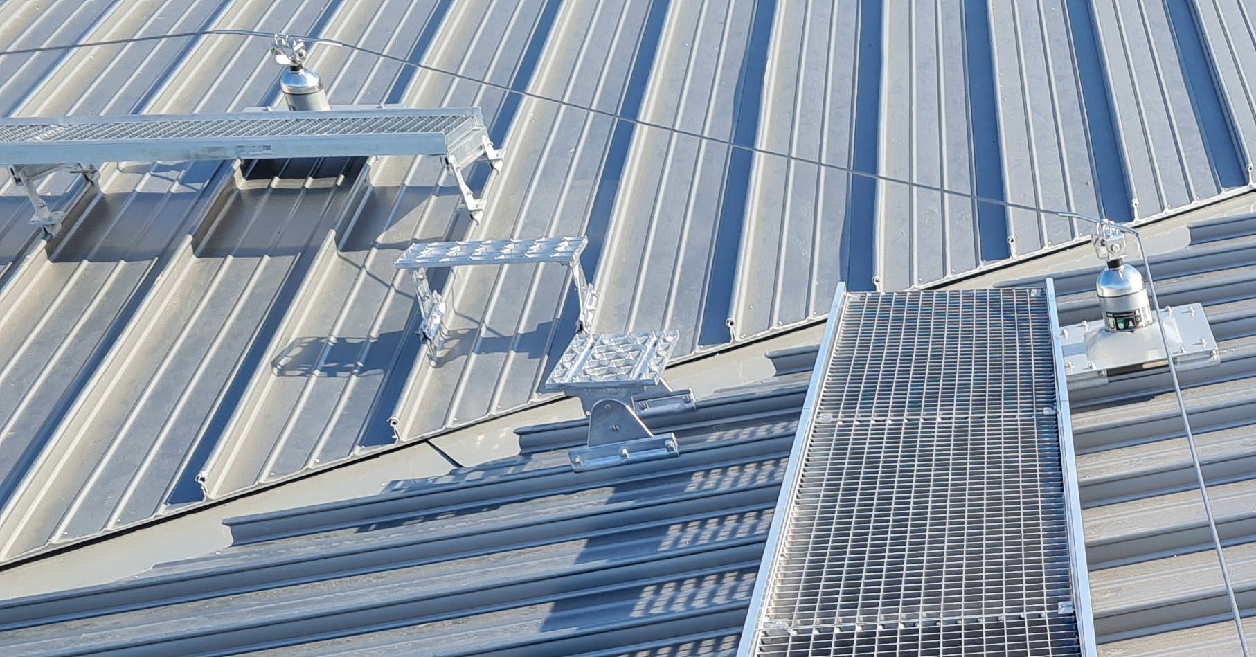 Zwei leichte Dachwegesysteme von Kalzip für die hauseigenen Stehfalzdächer Zwei leichte Dachwegesysteme von Kalzip für die hauseigenen Stehfalzdächer