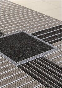 Emco-Sauberlaufzone mit taktilem Leitsystem im Kieler Juridicum