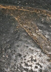 Feinsteinzeugfliesen inspiriert durch sizilianischen Asphaltstein