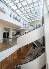 Hopfen trifft auf umfänglich modernisierte Bürowelten in Trockenbauweise à la Rigips