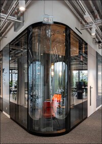 Trennwandsystem von Strähle für ganz unterschiedliche Arbeits- und Besprechungsräume bei Scout24