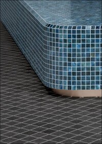 Marble & More und Ascona: Marmor-Mosaik trifft auf trittsicheren Kalkstein à la Agrob Buchtal