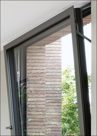 Schüco-Aluminiumfenster mit RC 2-Einbruchhemmung in Kippstellung