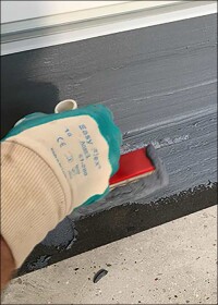 Remmers' MB 2K Window Kit mit allen Komponenten zur Abdichtung bodentiefer Fenster