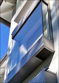 Fensterertüchtigung: Verglastes Lüftungs-/<wbr />Schall&shy;schutzelement für mehr Wohn- und Lernkomfort