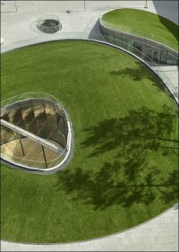 Mensa unter grünem, begehbaren Hügel mit Schaumglas gedämmt