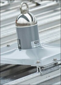 Neues durchdringungsfreies Absturzsicherungssystem von Kalzip für Stehfalzdächer