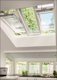 Velux-Dachfenster-Kombination 3-in-1 mit neuen Fenstern und Solar-Rollläden