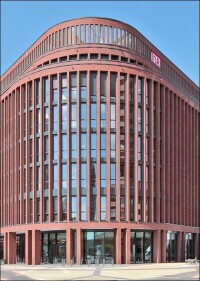 „Lister Dreieck“ der DB mit T-förmigen Klinker-Lisenen und DGNB-Zertifikat in Platin