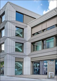 Stadtreparatur mit Rahmen: Keramikfassade an der Ostwall-Passage in Krefeld