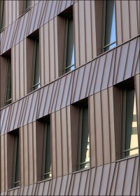 VMZINC-Fassade im Paris als Schallbrecher gegen Bahnlärm