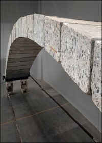 Recycling-Brücke mit Betonblöcken aus Abrissgebäude