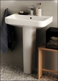 Ideal Standard baut seine schnörkellose i.life-Komplettbad-Kollektion aus