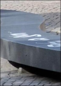 Sitzbank vor Hamburger St.-Jacobi-Kirche mit Flüssigkunststoff und FloorTattoos von Triflex saniert