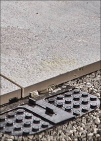 Plattenlager von Steuler für keramische Terrassenplatten auf Splitt