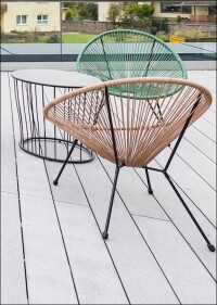 Cafeteria mit hellem Sonnendeck dank Cedral Terrassendielen aus Faserzement