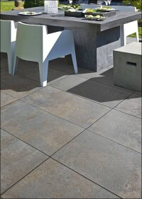 Taja Betonplus: Neue Großformat-Terrassenplatte von KANN in nuancierter Natursteinoptik
