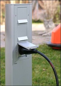 Giras Energiesäule sorgt für Licht und Strom im Garten