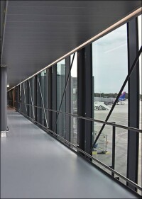 Bedarfsgerechtes Raumklima mittels Airconomy im verglasten Transfergang des Flughafens Köln/Bonn