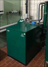 Zwei Beispiele: Hoher Autarkiegrad dank Dachs-Blockheizkraftwerk und neuer Wärmepumpe