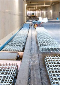 Glasfaserverbundwerkstoff statt Stahl: Schöck Combar bewehrt Notgehweg im Autobahntunnel