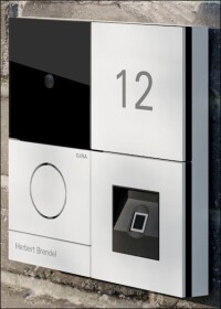Modular aufgebaute Türkommunikation von Gira auch fassadenbündig und mit Fingerabdruck-Scanner