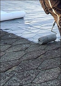 Mit Bitumenschindeln gedecktes Satteldach(!) mit PMMA-Flüssigabdichtung ertüchtigt