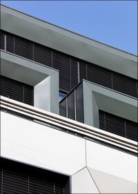 Erweiterung der lichtfabrik mit klassischer Titanzink-Deckung mit auffälligen Unauffälligkeiten