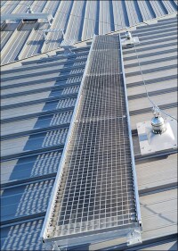 Zwei leichte Dachwegesysteme von Kalzip für die hauseigenen Stehfalzdächer