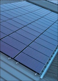 Unterschiedliche PV-Technik für RIB-ROOF Metalldachsysteme