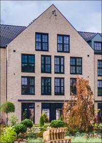 River Loft Hotel mit VEKA-Fenstern im Industrial Look basierend auf ultramatten Softline 82-Profilen