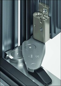 Roto AL Designo STS: Neuer verdeckt liegender Drehkipp-Beschlag für flächenbündige Alufenster