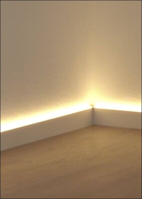 LED-Sockelleiste von Döllken für Rauminszenierungen oder eine dezente Grundbeleuchtung