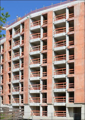 9 bis 12,50 Euro: Beispiel für bezahlbaren Wohnungsbau im Münchner Süden mit Ziegelmauerwerk