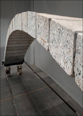 Recycling-Brücke mit Betonblöcken aus Abrissgebäude