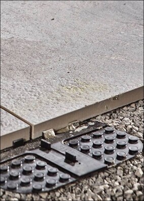 Plattenlager von Steuler für keramische Terrassenplatten auf Splitt